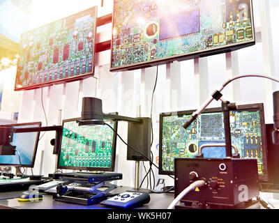 Digitale Mikroskope mit Monitoren aus einem Labor für Qualitätskontrolle Stockfoto