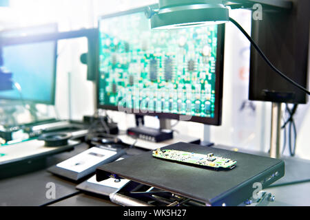 Digitale Mikroskope mit Monitoren aus einem Labor für Qualitätskontrolle Stockfoto