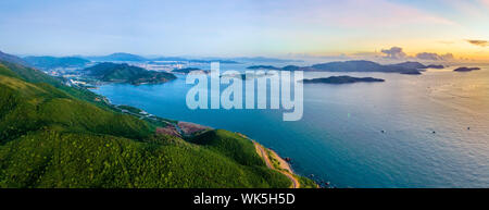 Luftaufnahme von DT 6571 Straße von Nha Trang Stadt zu Cam Ranh Stadt, Khanh Hoa, Vietnam. Stockfoto