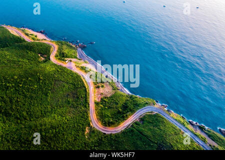 Luftaufnahme von DT 6571 Straße von Nha Trang Stadt zu Cam Ranh Stadt, Khanh Hoa, Vietnam. Stockfoto