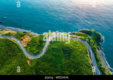 Luftaufnahme von DT 6571 Straße von Nha Trang Stadt zu Cam Ranh Stadt, Khanh Hoa, Vietnam. Stockfoto