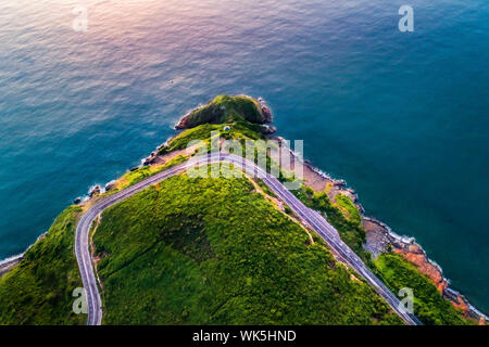 Luftaufnahme von DT 6571 Straße von Nha Trang Stadt zu Cam Ranh Stadt, Khanh Hoa, Vietnam. Stockfoto