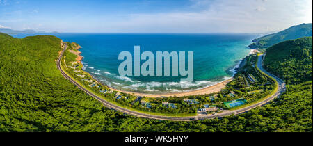 Luftaufnahme von DT 6571 Straße von Nha Trang Stadt zu Cam Ranh Stadt, Khanh Hoa, Vietnam. Stockfoto