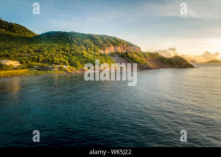 Luftaufnahme von DT 6571 Straße von Nha Trang Stadt zu Cam Ranh Stadt, Khanh Hoa, Vietnam. Stockfoto