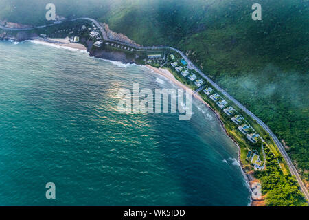 Luftaufnahme von DT 6571 Straße von Nha Trang Stadt zu Cam Ranh Stadt, Khanh Hoa, Vietnam. Stockfoto