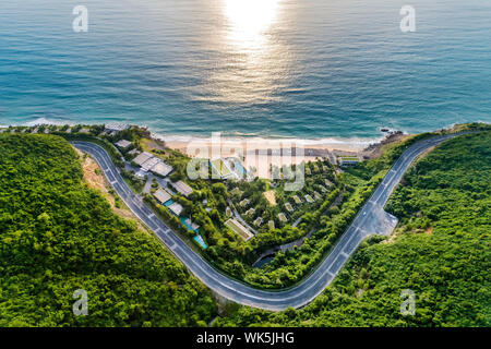 Luftaufnahme von DT 6571 Straße von Nha Trang Stadt zu Cam Ranh Stadt, Khanh Hoa, Vietnam. Stockfoto