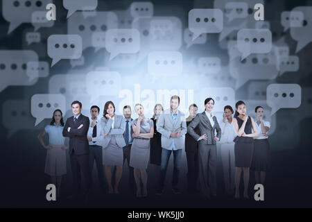 Digital composite Business Team gegen Sprechblase Hintergrund Stockfoto