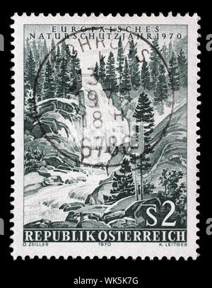 Für die Briefmarke Österreich zeigt den oberen Teil der Krimmler Wasserfälle, das Europäische Jahr der Naturschutz, circa 1970. Stockfoto