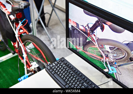 Fahrrad auf einem Prüfstand mit einem Monitor Stockfoto