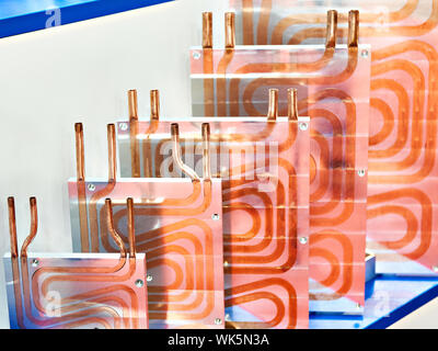 Metall Heizkörper mit Kupferrohren auf dem Messestand Stockfoto