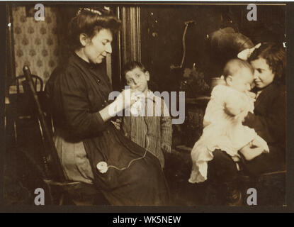 Italienische Familie leben 428 E. 116 St., 2 Stock zurück. Sie waren so Analphabeten ich nicht ihre Namen bekommen könnte. Wurden in den USA nur einen Monat. Mutter ist Lernen Spitze für die Fabrik in der Nähe zu machen. Abstract: Fotografien aus den Aufzeichnungen des Nationalen Kinderarbeit Committee (USA) Stockfoto