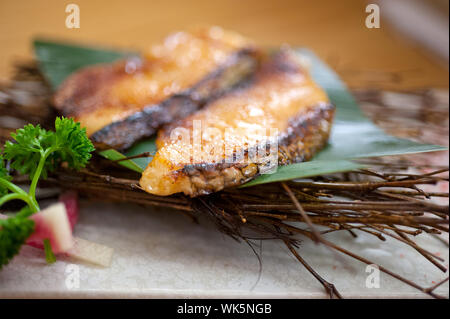 Japanisches Teppanyaki gebratener Kabeljau auf Palmblatt Stockfoto