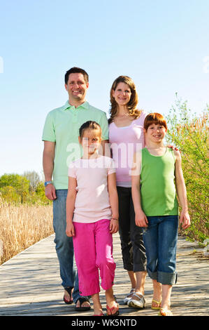 Porträt der glückliche Familie von vier zu Fuß auf der Promenade Stockfoto