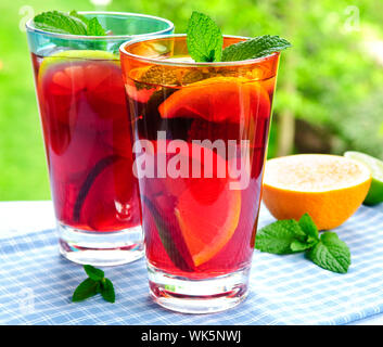 Erfrischende Früchtepunsch in zwei Gläser außerhalb Stockfoto