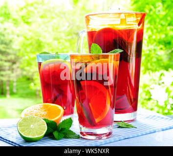 Früchte Punsch Erfrischungsgetränk im Krug und Gläser Stockfoto