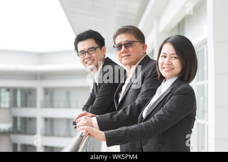 Asien-Geschäft-Team. Gruppe von Geschäftsleuten im Chat außerhalb Büro. Stockfoto