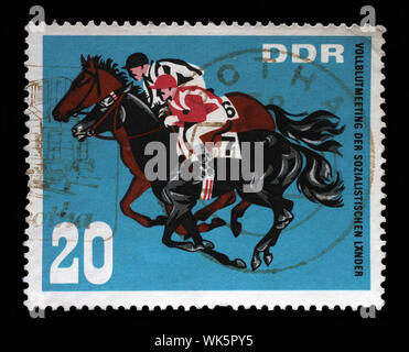 Stempel ausgestellt in Deutschland - Demokratische Republik (DDR) zeigt, Pferderennen, Thoroughbred Horse Show der sozialistischen Länder, Hoppegarten, Berlin, ca. 1967. Stockfoto