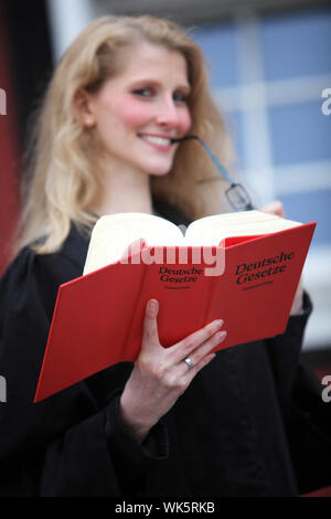 Gesetz Buch mit jurastudent oder Anwalt. Im Vordergrund ein Red Code kann im Hintergrund gesehen werden, der junge Anwalt oder jurastudent - Stockfoto