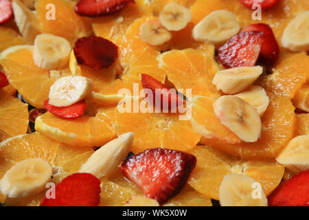 Obstsalat mit Draufsicht des Orangen Bananen und Beeren Stockfoto