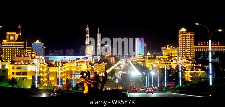 (190904) - HULUNBUIR, Sept. 4, 2019 (Xinhua) - luftaufnahme am 12.08.25, 2019 zeigt eine Nacht Manzhouli auf hulunbuir Grünland, North China Autonome Region Innere Mongolei. Im Nordosten der Autonomen Region Innere Mongolei, Hulunbuir, nach den Hulun Buir Nur und Nur befindet, umfasst eine Fläche von etwa 253.000 Quadratkilometern. Es ist die Heimat von mehr als 40 ethnische Gruppen, einschließlich Han, Mongolisch, Daur, Ewenki, Oroqen und Russisch, etc. Es schöne Wiesen und ausgedehnten Wäldern, von denen mehr als 500 Seen, über 3.000 Flüsse und Feuchtgebiete dot bietet. Die grassl Stockfoto