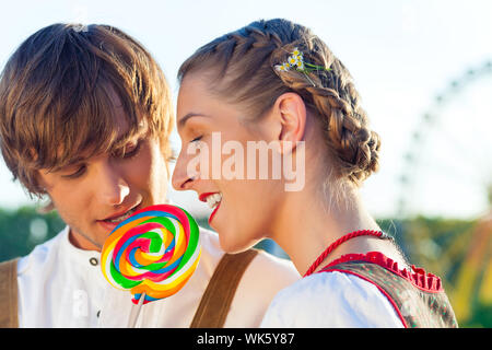 Schöne junge Paar teilen Lollipop Stockfoto