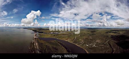 (190904) - HULUNBUIR, Sept. 4, 2019 (Xinhua) - Antenne Panoramablick Foto aufgenommen am 12.08.28, 2019 zeigt eine Ansicht des Hulun Hulun Nur (See), North China Autonome Region Innere Mongolei. Im Nordosten der Autonomen Region Innere Mongolei, Hulunbuir, nach den Hulun Buir Nur und Nur befindet, umfasst eine Fläche von etwa 253.000 Quadratkilometern. Es ist die Heimat von mehr als 40 ethnische Gruppen, einschließlich Han, Mongolisch, Daur, Ewenki, Oroqen und Russisch, etc. Es schöne Wiesen und ausgedehnten Wäldern, von denen mehr als 500 Seen, über 3.000 Flüsse und Feuchtgebiete dot bietet. Die Wiese, c Stockfoto