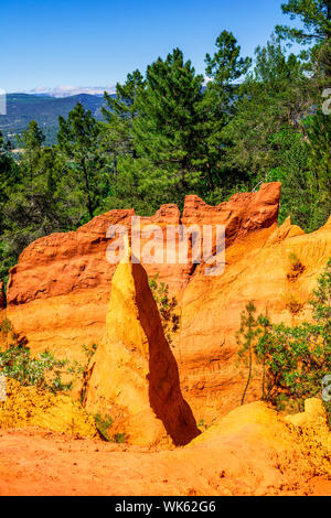 Rote Klippen im Roussillon (Les Ocres), Provence, Frankreich Stockfoto