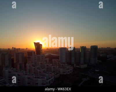 Sonne hinter dem Turm. Abend Stadtbild. Luftaufnahme. Stockfoto