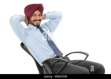 Geschäftsmann entspannend in einem Büro Stockfoto