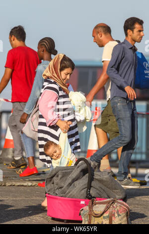 Thessaloniki, Griechenland - Sept. 3, 2019: Flüchtlinge und Migranten steigen Sie zum Hafen von Thessaloniki nach aus dem Flüchtlingslager von Moria übertragen werden Stockfoto