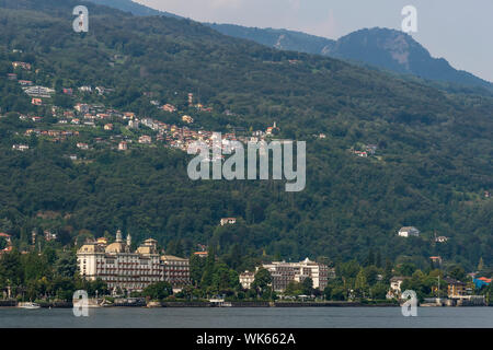 Schöne Panoramasicht auf Stresa am Lago Maggiore An einem Sommertag, Piemont, Italien Stockfoto