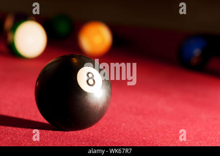 Pool Billard oder snooker Spiel. Die schwarzen Eight Ball. Rotes Tuch-Tabelle Stockfoto