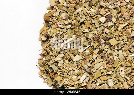 Trockene Yerba Mate Blätter auf weißem Hintergrund. Eine beliebte Südamerikanische Getränk für Energie und reich an Vitaminen bekannt. Stockfoto