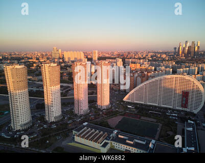 Stadtbild mit vier Wohnhochhäuser, Blocks und Moskau IBC im Hintergrund in den Abend. Luftaufnahme. Stockfoto