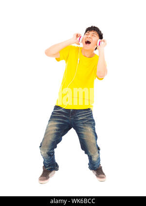 junger Mann singen während Sie Musik hören Stockfoto