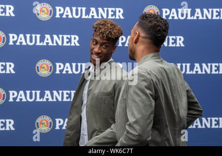 München, Deutschland. 01 Sep, 2019. Kingsley Coman (L-R), Spieler des FC Bayern, spricht in einem Fotostudio vor einem Sponsor Wand mit Corentin Tolisso. Die Spieler und der Trainer des FC Bayern München durchgeführt in Lederhosen für ein Paulaner sponsor Veranstaltung. Credit: Lino Mirgeler/dpa - WICHTIGER HINWEIS: In Übereinstimmung mit den Anforderungen der DFL Deutsche Fußball Liga oder der DFB Deutscher Fußball-Bund ist es untersagt, zu verwenden oder verwendet Fotos im Stadion und/oder das Spiel in Form von Bildern und/oder Videos - wie Foto Sequenzen getroffen haben./dpa/Alamy leben Nachrichten Stockfoto