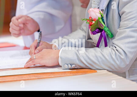 Hochzeitspaar verlassen ihre Unterschriften Stockfoto