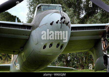 Mosquito NF 11 night Fighter unter Wiederherstellung im East Kirkby, Lincolnshire. Stockfoto