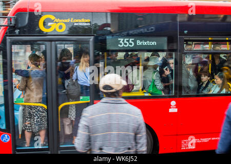 London, Großbritannien. 04 Sep, 2019. Die Northern Line ist vollständig Aufgrund einer Signalisierung Ausfall ausgesetzt. Die Mitarbeiter an der Cklapham südlich an Personen weiter, die Busse und Züge, die komplett voll sind. Tfl versagt, indem Sie zusätzliche Busse, damit große Warteschlangen Form oder Leute, die einfach nur nach Hause zu helfen. Credit: Guy Bell/Alamy leben Nachrichten Stockfoto