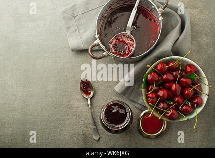 Hausgemachte Marmelade oder Marmelade aus frischen roten Kirschen auf dem Tisch Nahaufnahme Stockfoto