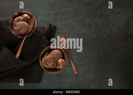 Hausgemachte Bio Schokolade Eis Schaufeln in Schalen Nahaufnahme Stockfoto