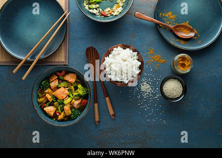 Essen chinesisches Essen mit Reis, Lachs und Gemüse Stockfoto