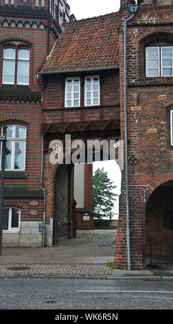 Teil von Burgtor Nord Tor im gotischen Stil, schöne Architektur, Lübeck, Deutschland Stockfoto