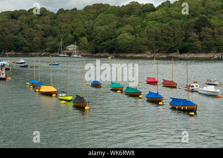 Freizeitaktivitäten Boote auf dem Fluss Fowey. Fowey, Cornwall, England, Großbritannien Stockfoto