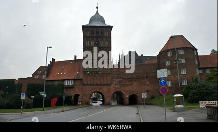 Äußere Burgtor Nord Tor im gotischen Stil, schöne Architektur, Lübeck, Deutschland Stockfoto