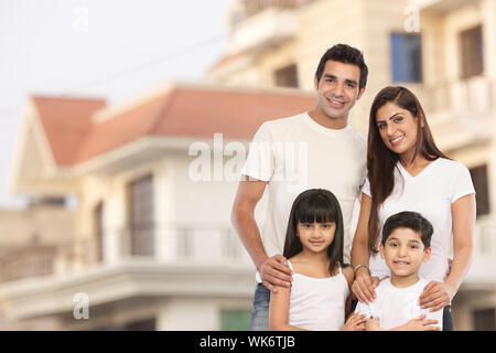 Familie steht vor dem Haus zusammen Stockfoto