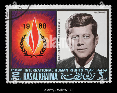 Stempel in der Ras Al Khaimah ausgestellt zeigt John F. Kennedy (1917-1963), die internationalen Menschenrechte Jahr, circa 1968. Stockfoto