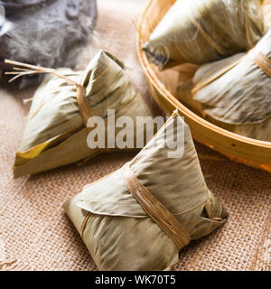 Traditionelle gedämpften klebrigen Klebreis Knödel. Heißem Reis Knödel oder Mytisches. Chinesisches Essen-Dim-Sum. Asiatische Küche. Stockfoto