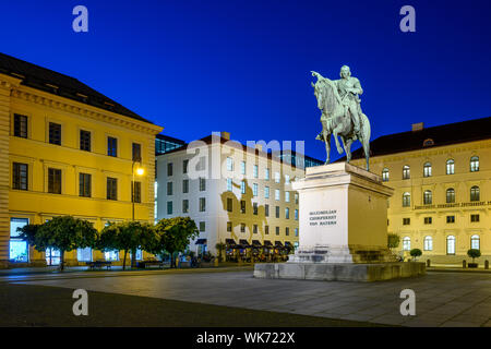 Reiterstandbild von Churfuerst Maximilian von Bayern, Wittelsbacher Platz, Brienner Straße, München, Bayern, Deutschland. Im Hintergrund ein Teil der Stockfoto