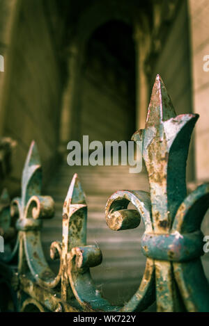 Spiky Zaun eines alten Gebäudes Stockfoto